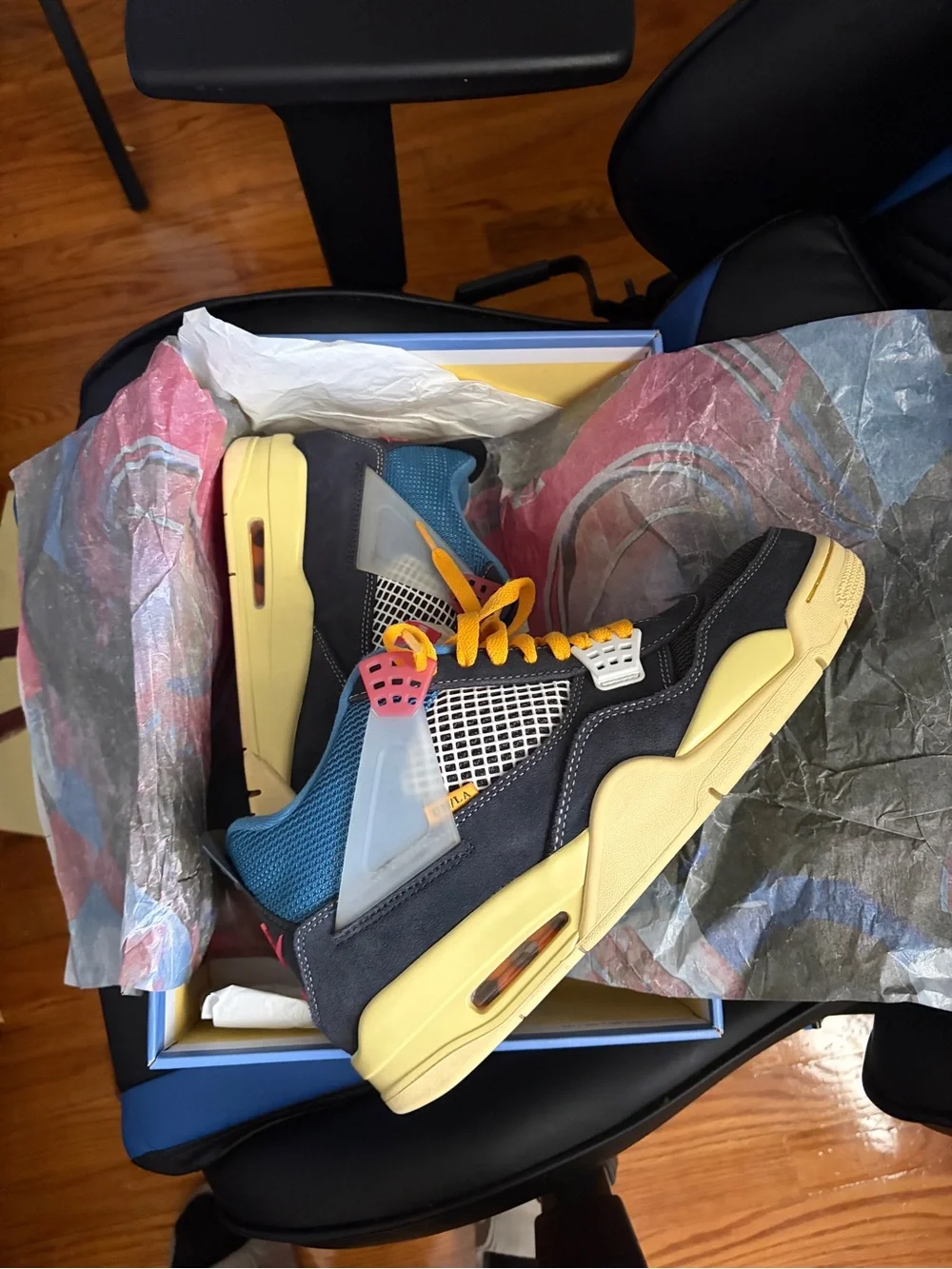 Jordan 4 ucla off noir (no extra laces)